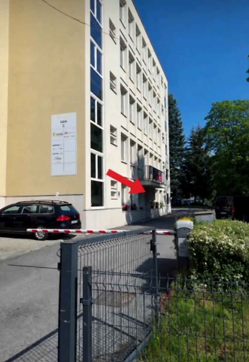 Vchod do budovy Domu odborov v Žiline, kde sa nachádza pohrebníctvo PIETA